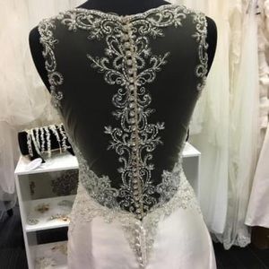 Essense of Australia DL2294 with tags unaltered (never worn) Bridal Size 10